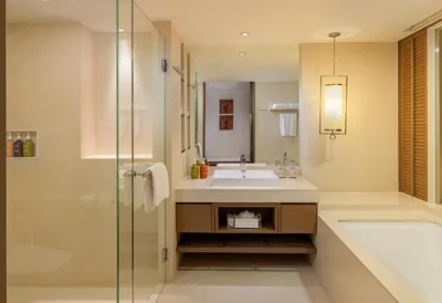 Suite con cama extragrande, vistas a la piscina y balcón amueblado — Holiday Inn Resort Phuket, an IHG Hotel